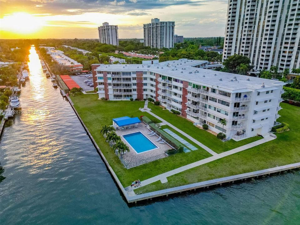 En Venta: $588,000 (3 camas, 3 baños, 1507 Pies cuadrados)