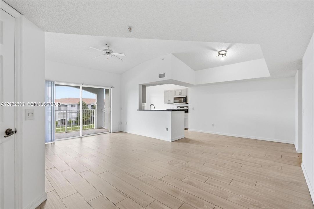 В аренду: $2,600 (3 спален, 2 ванн, 1247 Квадратных фут)