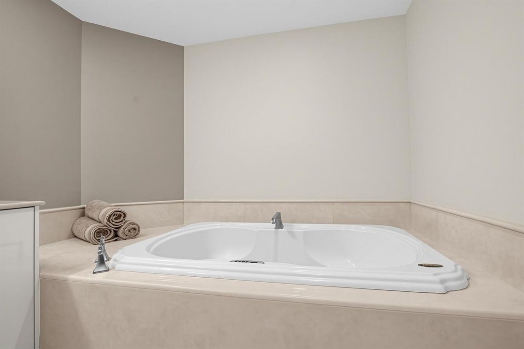 70_411_N_New_River_Dr_E-Bathroom-1419