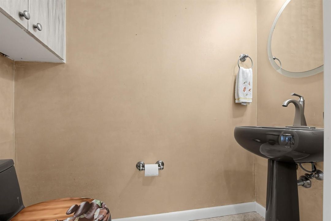 68_411_N_New_River_Dr_E-Bathroom-1444