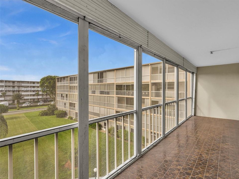 For Sale: $130,000 (1 beds, 1 baths, 775 Square Feet)