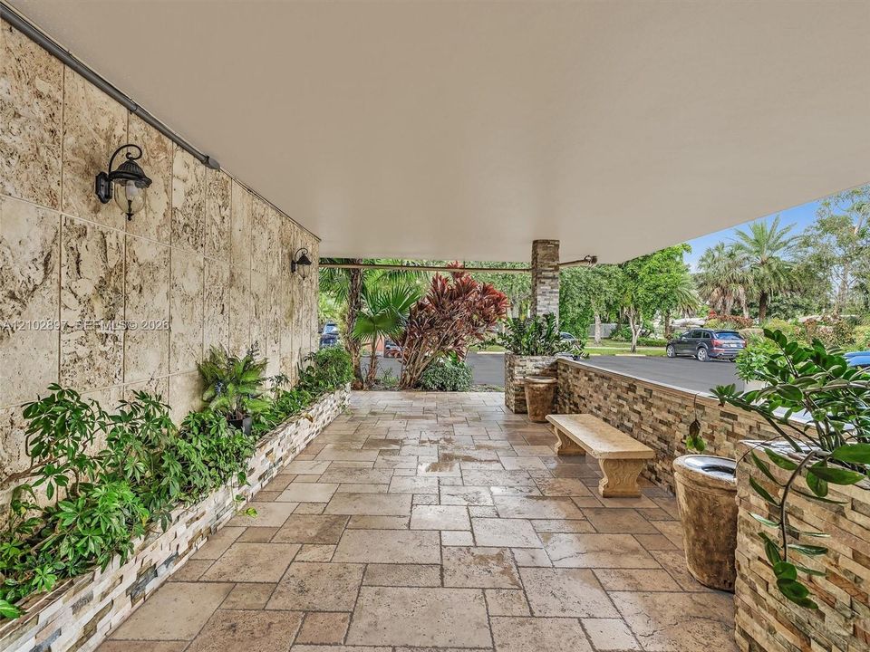 For Sale: $130,000 (1 beds, 1 baths, 775 Square Feet)
