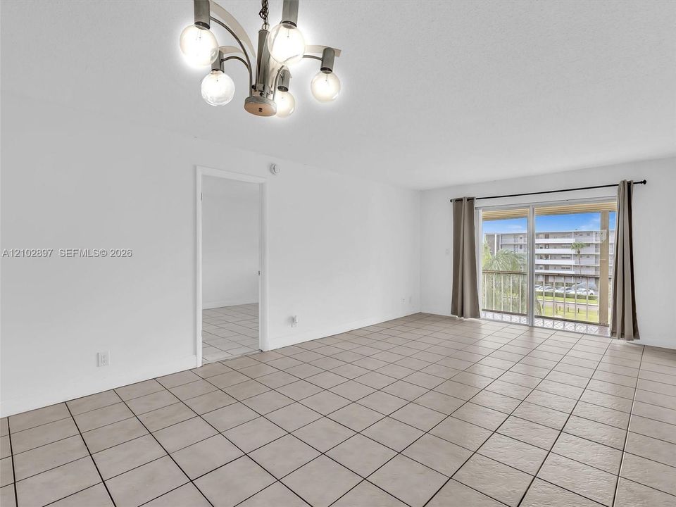 For Sale: $130,000 (1 beds, 1 baths, 775 Square Feet)
