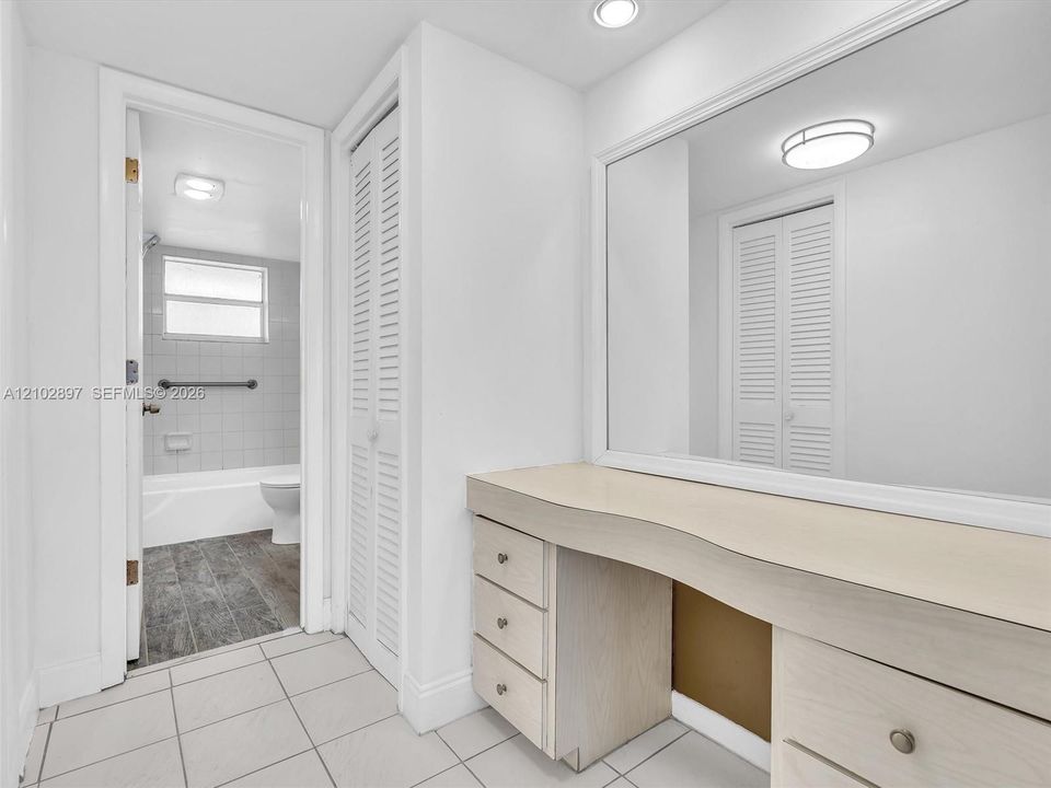 For Sale: $130,000 (1 beds, 1 baths, 775 Square Feet)