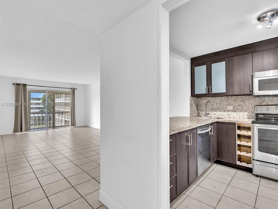 For Sale: $130,000 (1 beds, 1 baths, 775 Square Feet)