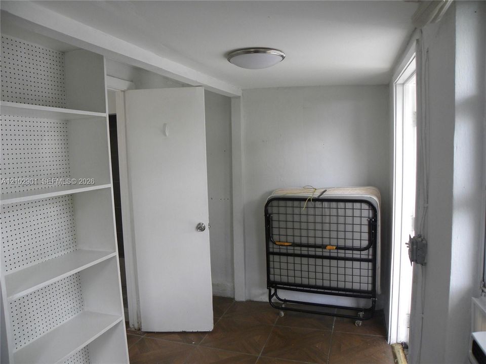 For Rent: $925 (0 beds, 1 baths, 210 Square Feet)