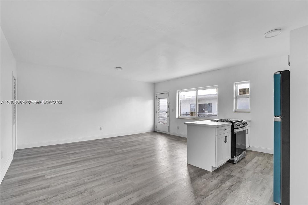 For Rent: $1,650 (1 beds, 1 baths, 700 Square Feet)