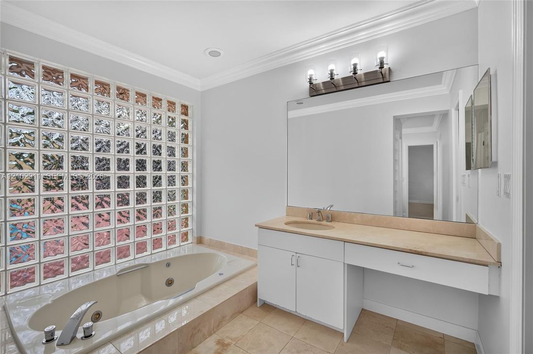 En Renta: $6,900 (4 camas, 2 baños, 2592 Pies cuadrados)