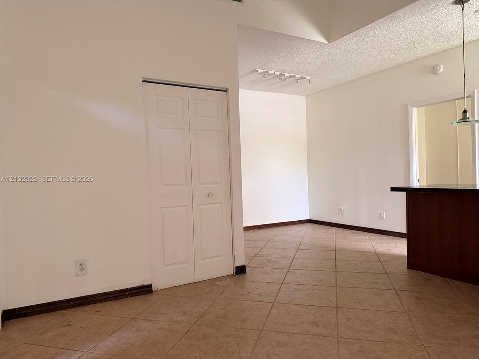 For Rent: $2,000 (2 beds, 2 baths, 807 Square Feet)