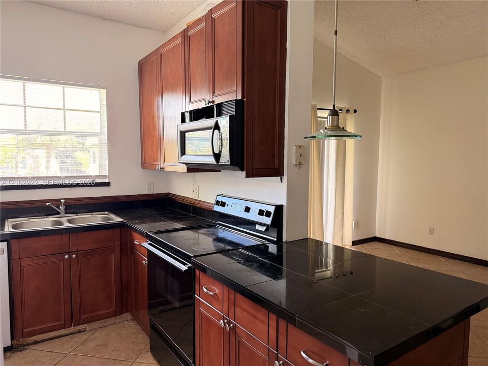 For Rent: $2,000 (2 beds, 2 baths, 807 Square Feet)