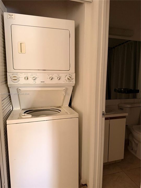 For Rent: $2,000 (2 beds, 2 baths, 807 Square Feet)