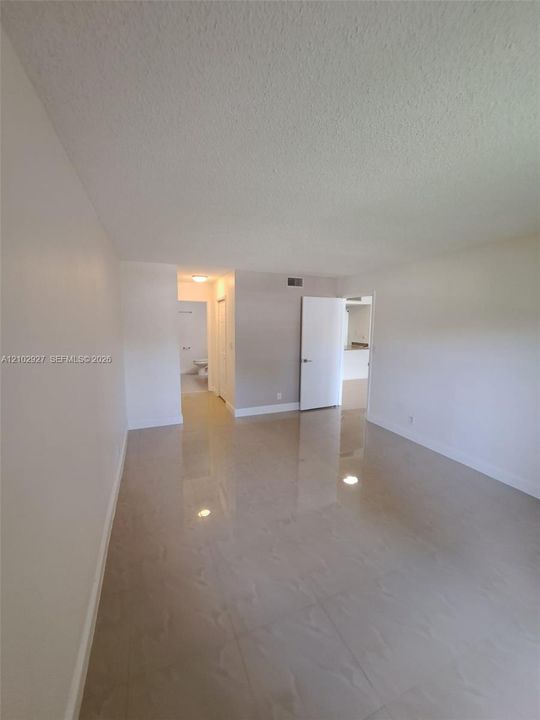 For Rent: $2,100 (1 beds, 1 baths, 812 Square Feet)