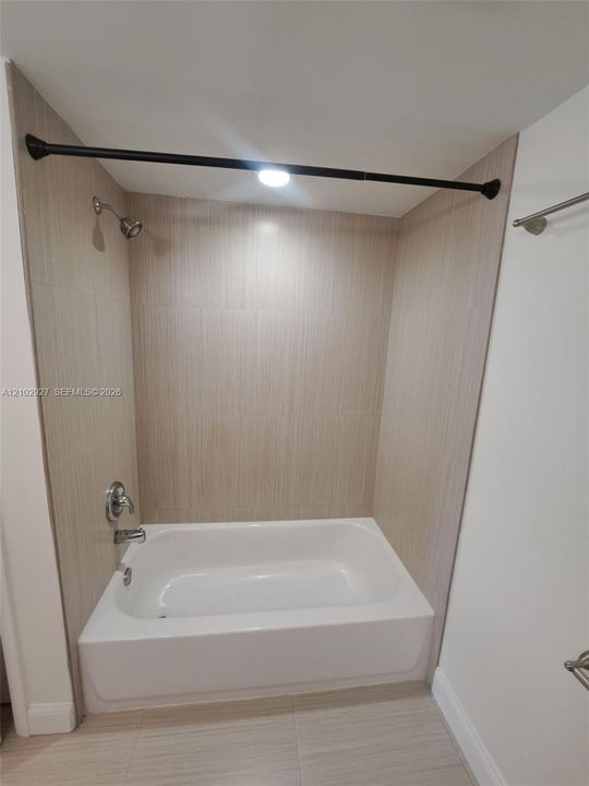 For Rent: $2,100 (1 beds, 1 baths, 812 Square Feet)