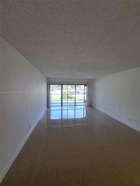For Rent: $2,100 (1 beds, 1 baths, 812 Square Feet)