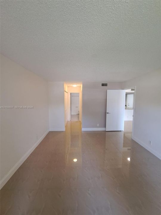 For Rent: $2,100 (1 beds, 1 baths, 812 Square Feet)