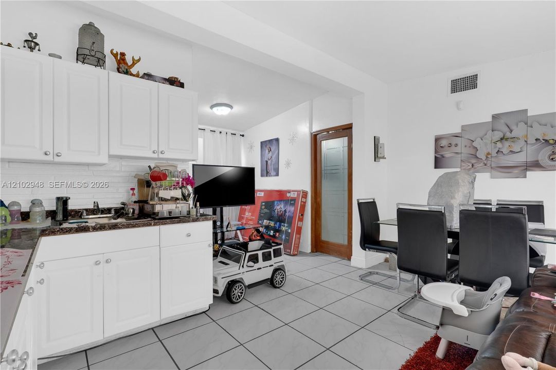 En Venta: $873,000 (5 camas, 3 baños, 2277 Pies cuadrados)