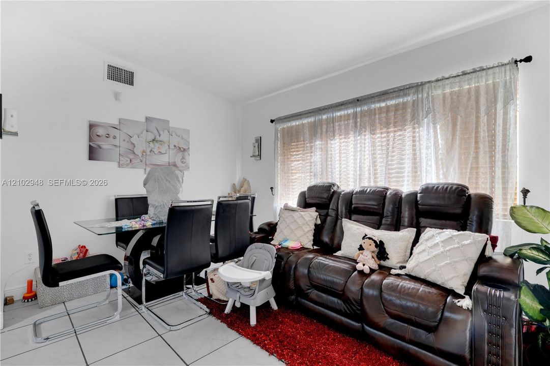 En Venta: $873,000 (5 camas, 3 baños, 2277 Pies cuadrados)