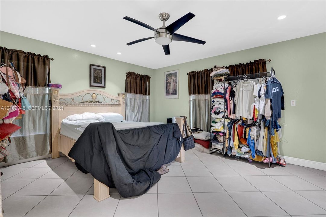 En Venta: $873,000 (5 camas, 3 baños, 2277 Pies cuadrados)