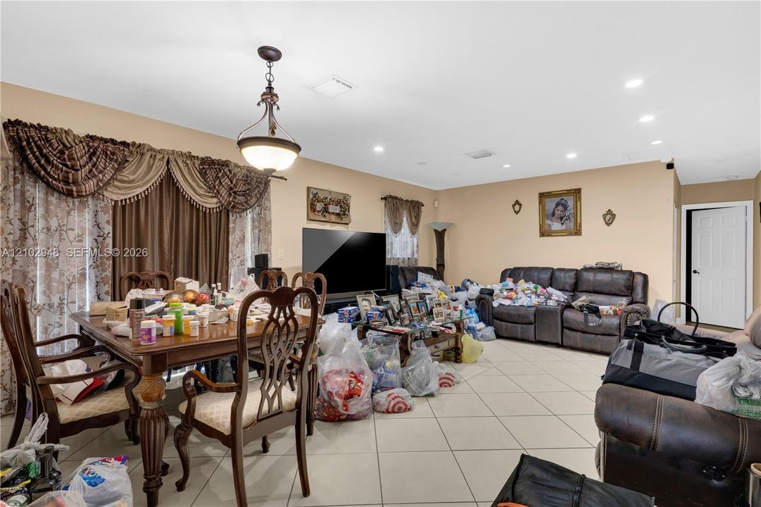 En Venta: $873,000 (5 camas, 3 baños, 2277 Pies cuadrados)