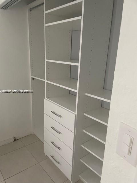 Под контрактом: $3,350 (3 спален, 1 ванн, 1104 Квадратных фут)