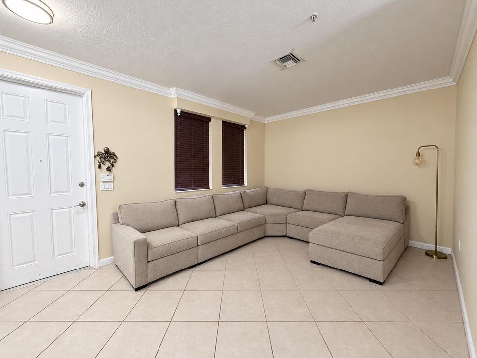 Entry/Formal Living Room