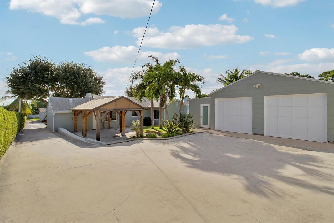 Detached garage