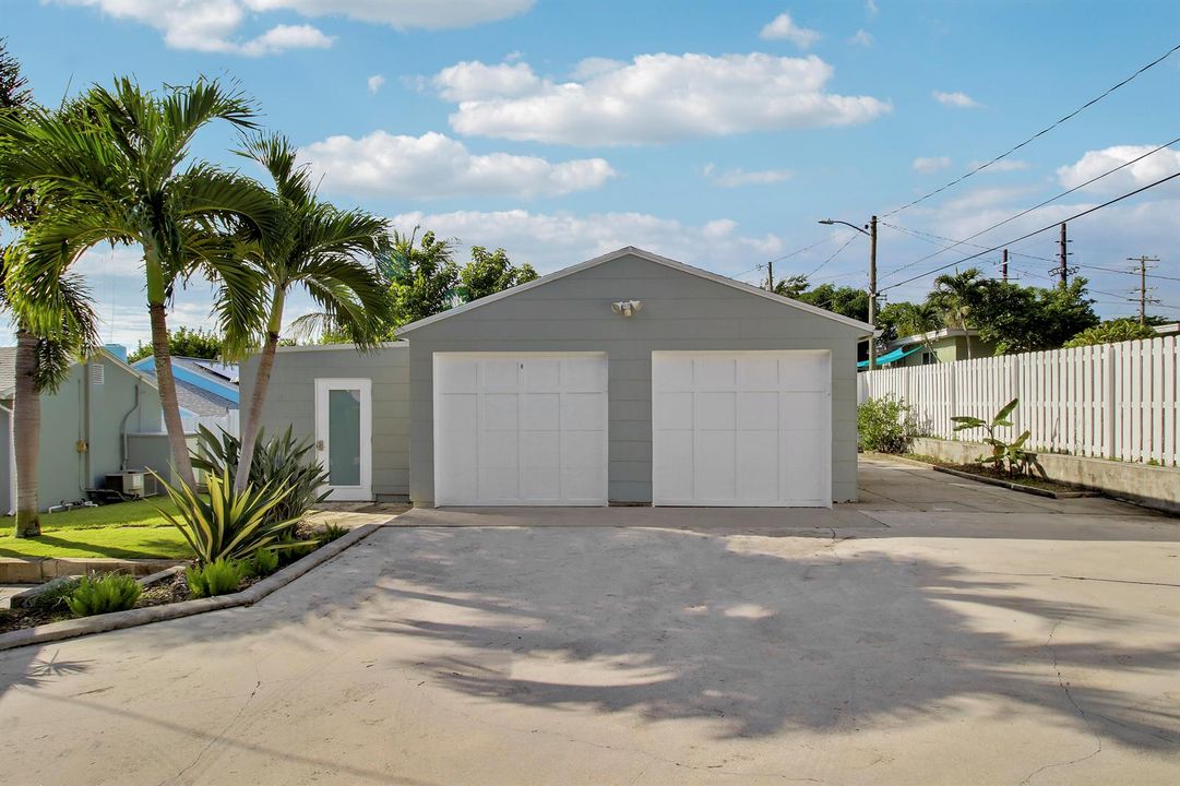 Detached garage