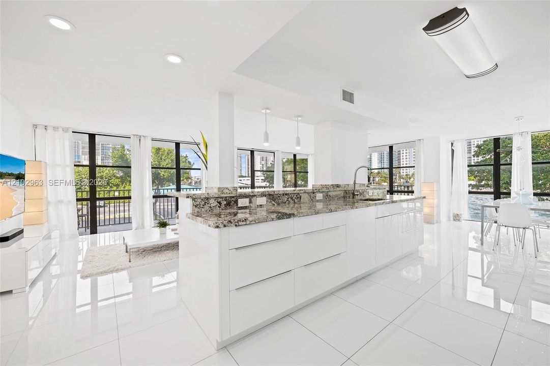 En Venta: $349,000 (2 camas, 2 baños, 1430 Pies cuadrados)