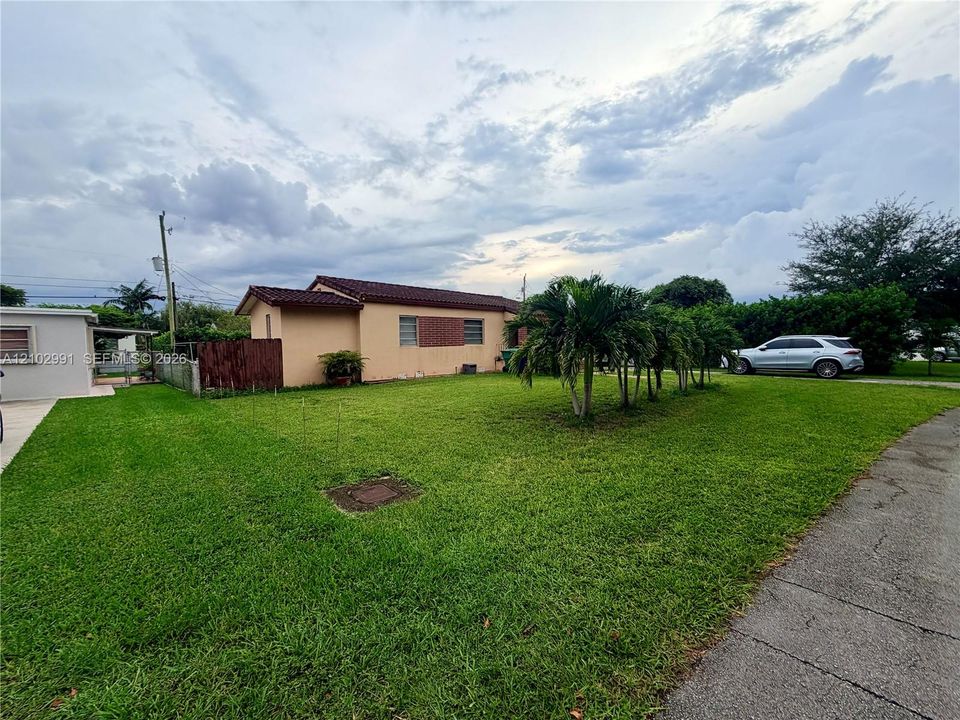 For Sale: $699,000 (5 beds, 4 baths, 2427 Square Feet)