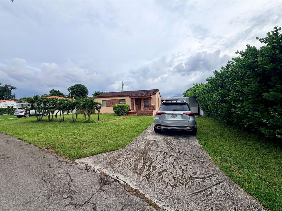 For Sale: $699,000 (5 beds, 4 baths, 2427 Square Feet)