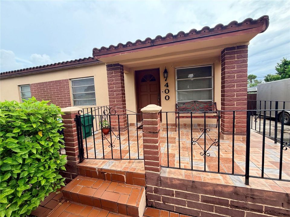 For Sale: $699,000 (5 beds, 4 baths, 2427 Square Feet)