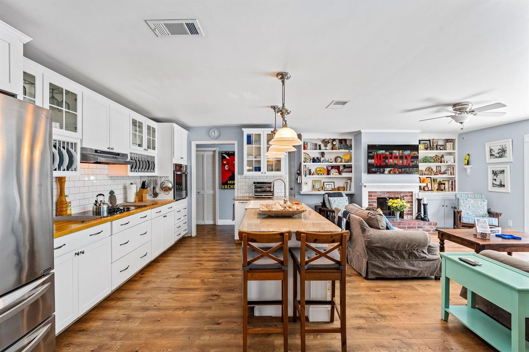 611 East Dr 11 Kitchen
