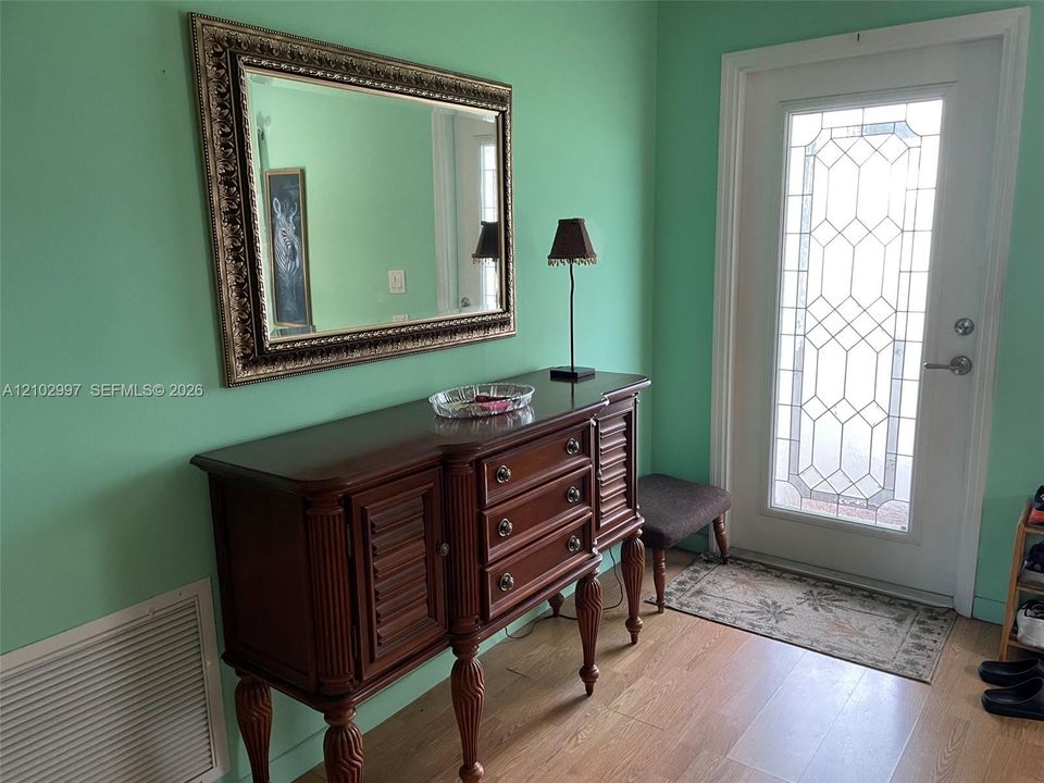 FOYER ENTRY