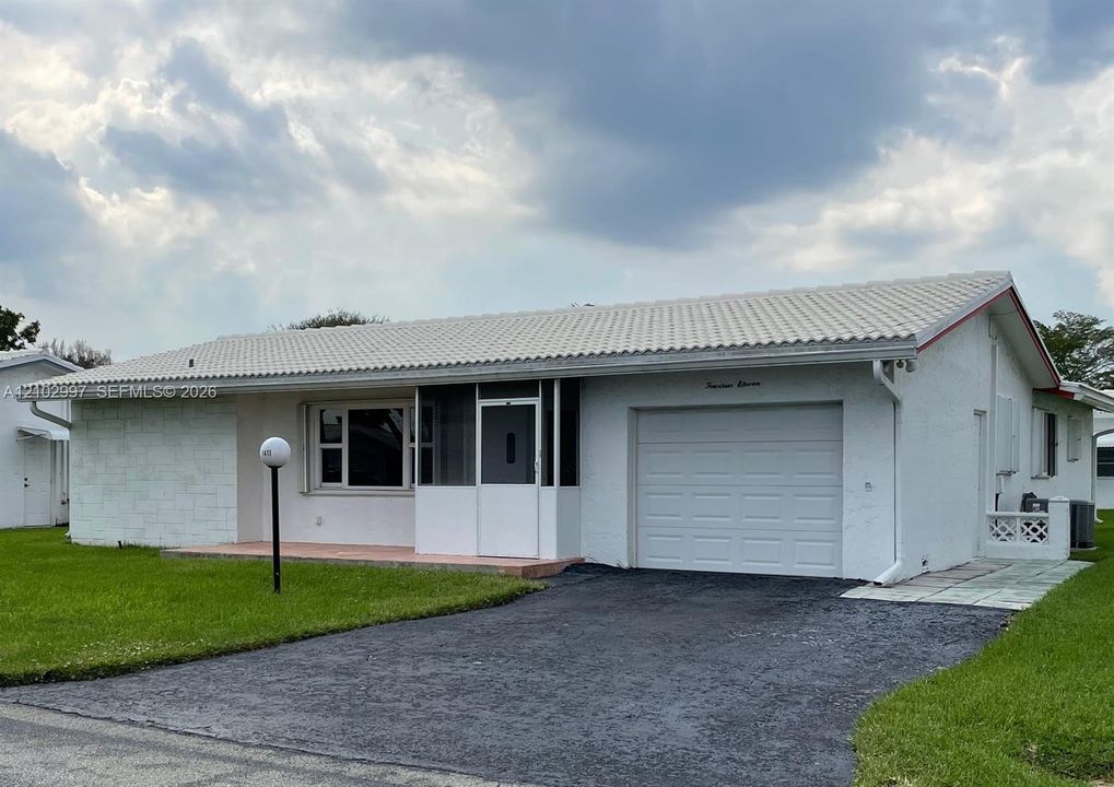 FRONT DOUBLE DRIVEWAY