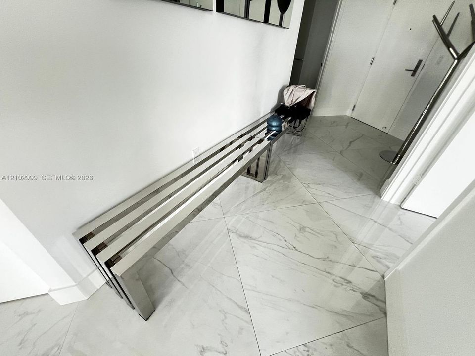 Large-format stone-patterned tile flooring finished with a polished surface