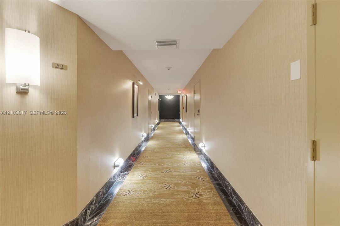 Building Hallway / Pasillo del edificio
