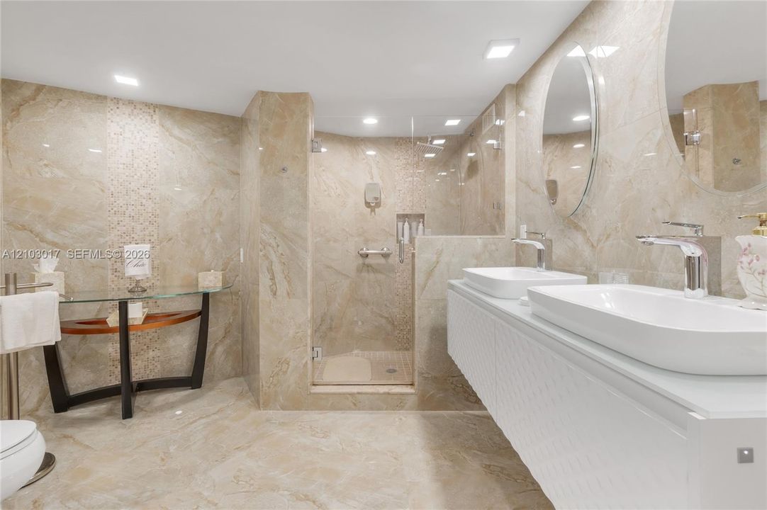 Primary Bathroom / Baño principal