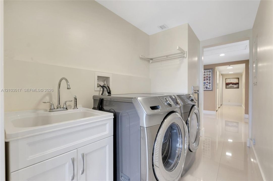 Laundry Room / Lavandería