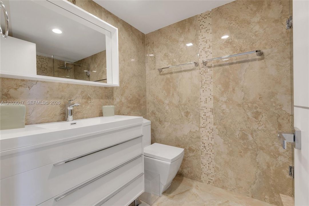 Second Bathroom / Segundo baño