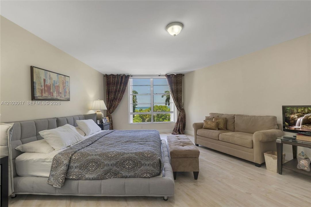 Primary Bedroom / Dormitorio principal