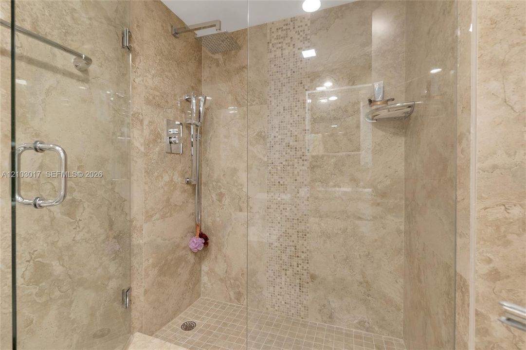 Second Bathroom / Segundo baño