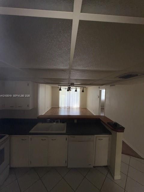 For Rent: $1,600 (1 beds, 1 baths, 940 Square Feet)