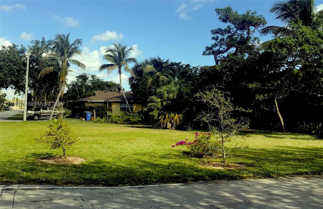 На продажу: $700,000 (0.19 acres)