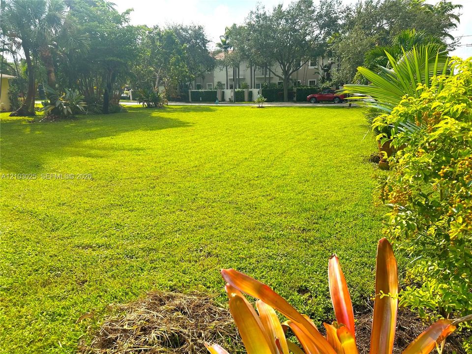 На продажу: $700,000 (0.19 acres)