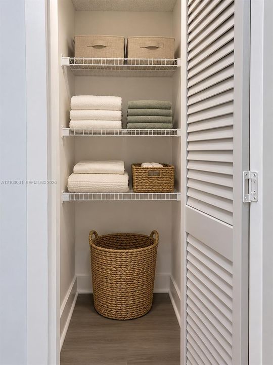 Closet 1irtually staged