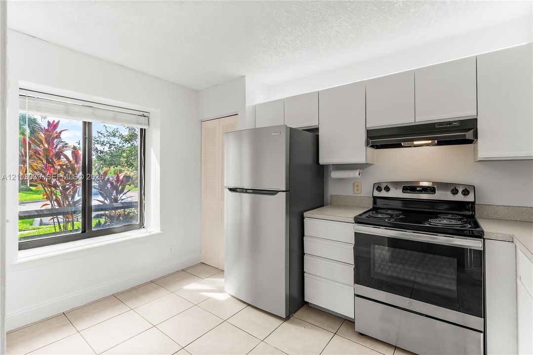 For Sale: $350,000 (2 beds, 2 baths, 1332 Square Feet)