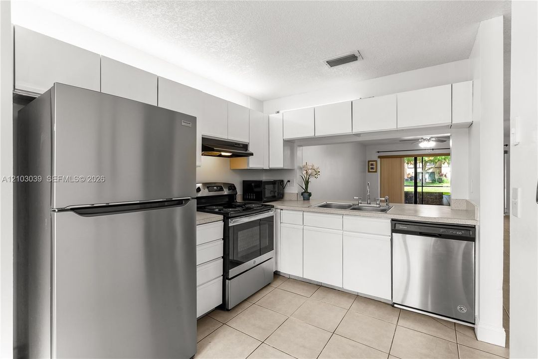 For Sale: $350,000 (2 beds, 2 baths, 1332 Square Feet)