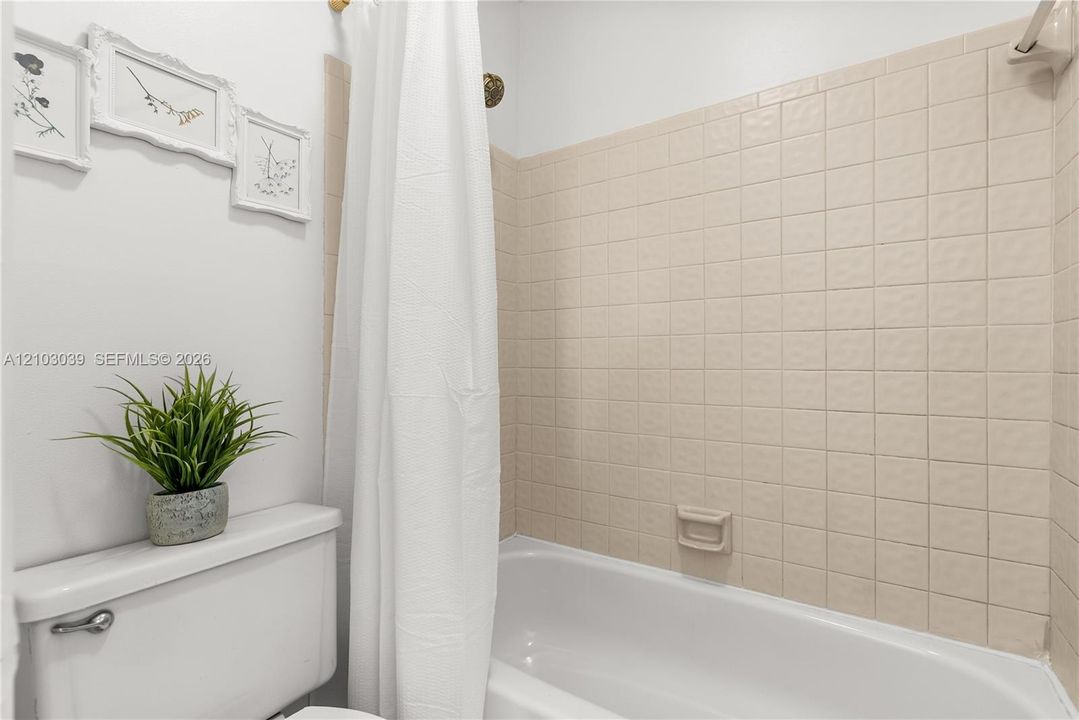 For Sale: $350,000 (2 beds, 2 baths, 1332 Square Feet)