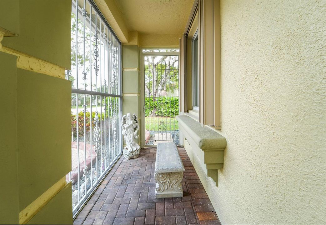 672 Gazetta Way-7
