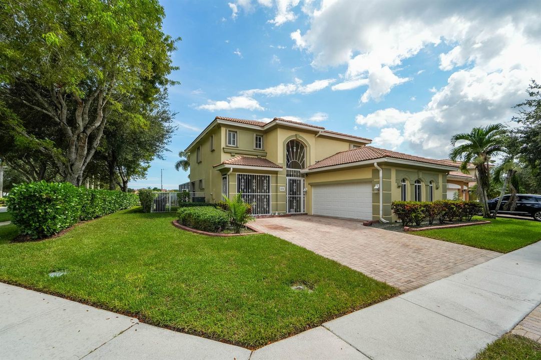 672 Gazetta Way-9